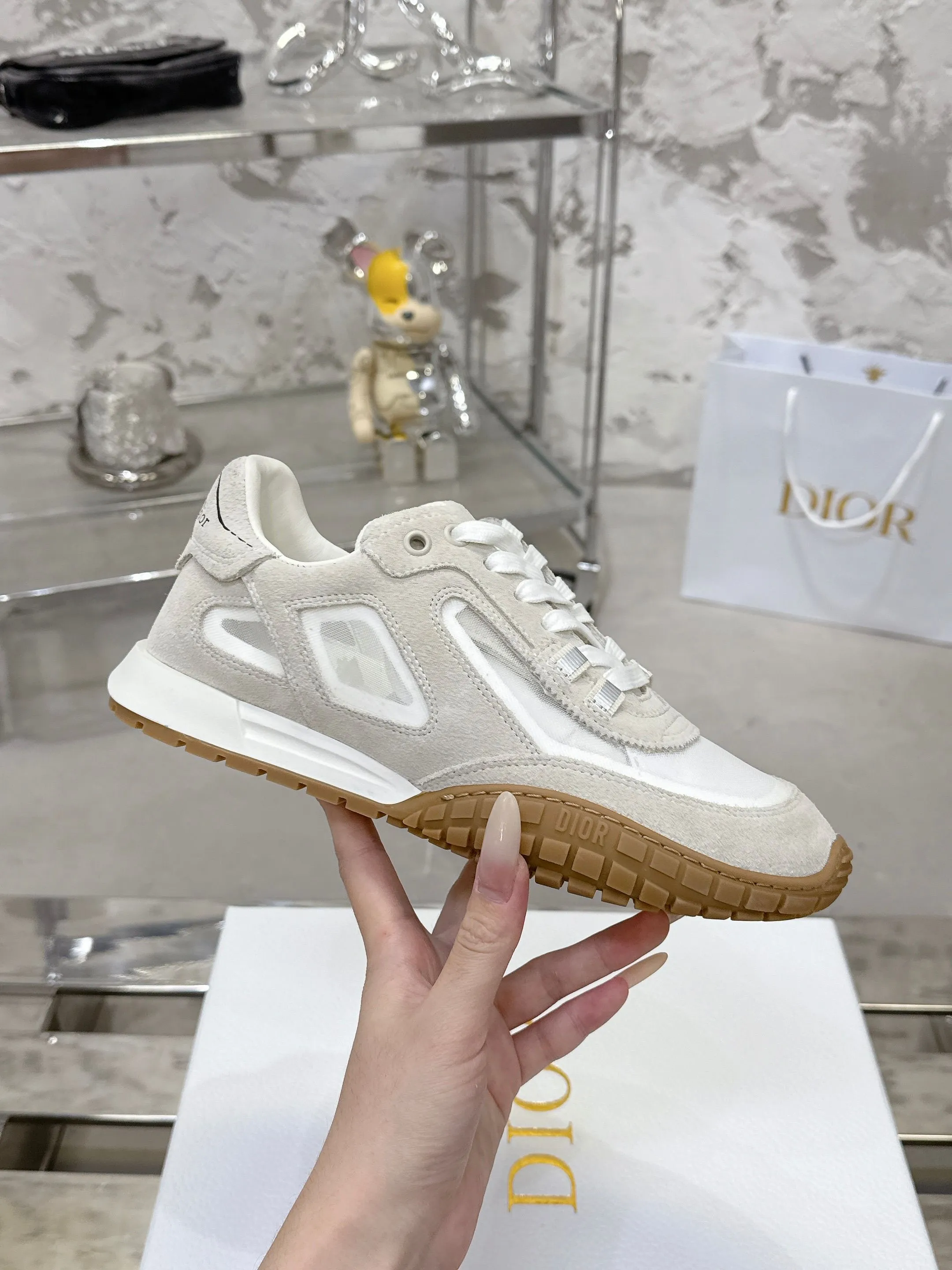 Factory price 640💰 Top version! ! ! Dior Tech sneakers Dior Tech is newly launched, with exquisite color matching and autumn and winter atmosphere. This Dior Tech sneaker is a new product in the 2026 early spring ready-to-wear series. It is equipped with fashionable details and highlights the retro aesthetics. Made of calfskin and suede calfskin upper with transparent mesh side panels and ChristianDior Paris signature on the heel and tongue. A textured, tonal Dior signature sole adds couture style. Upper material: Textile, cowhide split leather, cowhide leather with Christian Dior Paris logo on the heel and tongue Textured Dior logo rubber sole embellished with Christian Dior's lucky star symbol! Size 35-46 (40 for women, 41 for men, 38.45.46, custom made and non-refundable)